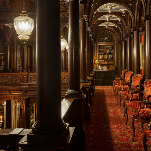 <p><strong>CREWE HALL</strong></p>
<p><strong>THE HALL OF PILLARS</strong></p>