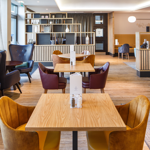 <p>THE OAKS BAR & LOUNGE</p>