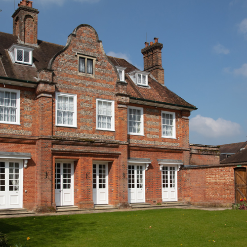 <p><strong>NORTON PARK</strong></p>
<p><strong>THE MANOR HOUSE PRIVATE GARDEN</strong></p>